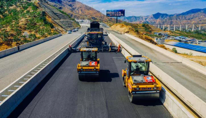 全球首次！無人駕駛壓路機成群結隊“上路”！