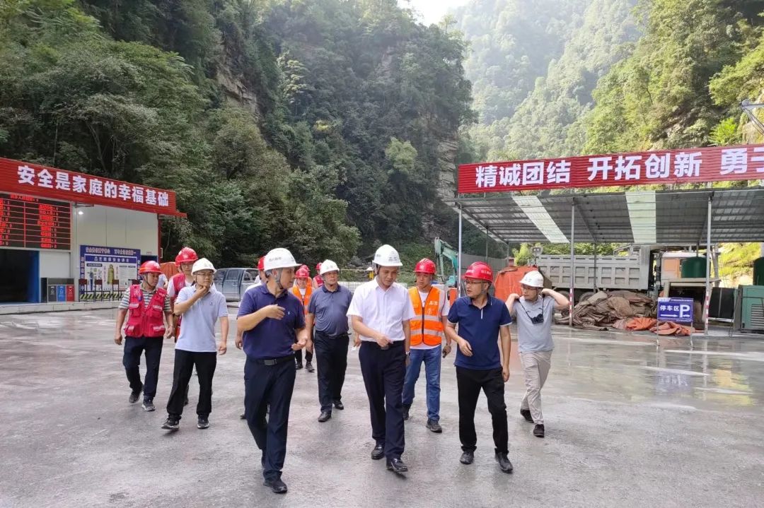 四川路橋黨委委員、紀(jì)委書(shū)記朱年紅赴宜金高速公路XJ6項(xiàng)目檢查指導(dǎo)工作
