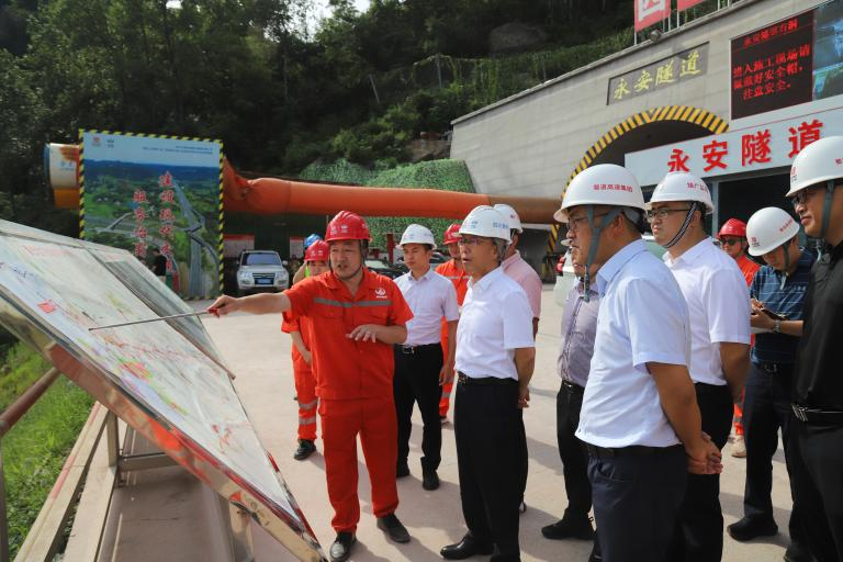 蜀道集團副總經理李永林到鎮(zhèn)廣高速川王段B5項目調研