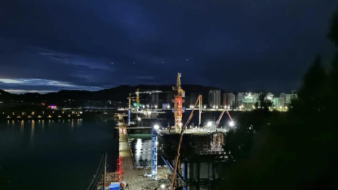 南部嘉陵江三橋主橋1#墩最后一個41米超寬超大角度斜腹板0#塊成功完成澆筑！