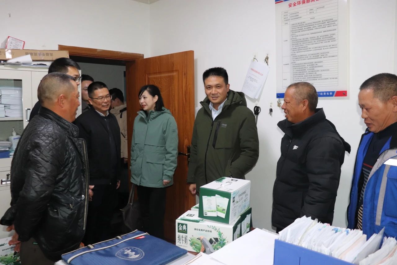 四川路橋黨委委員、董事、工會主席朱年紅赴川交公司項目一線開展“冬送溫暖”慰問活動